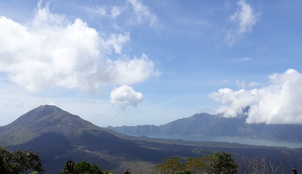 バリ島の景勝地 キンタマーニ高原に出来た新しい人気カフェ Tegukopi テグコピ のご紹介です バリ王