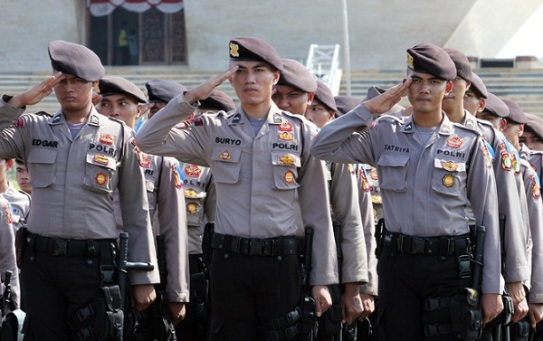 新しいインドネシアの警備員の制服が警察官に似ている！！ バリ島｜バリ王