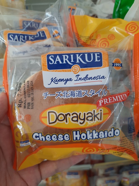 地元スーパーマーケットで売っている今日の一品「SARI KUE