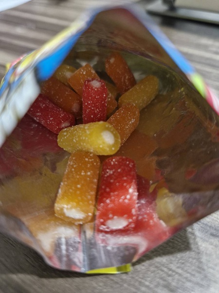 地元スーパーマーケットで売っている今日の一品「chupa chups TUBES