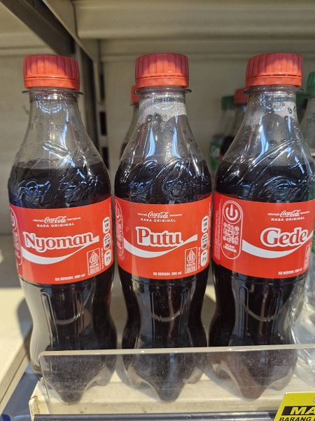 地元スーパーマーケットで売っている今日の一品「coca-cola 名前入り