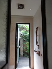 マンダパ、ア・リッツカールトンリザーブ　1ベッドルームプールヴィラの屋内と屋外のシャワー