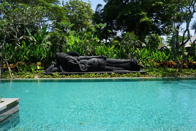 ハイアット リージェンシー バリ ガネーシャが横たわる像がいるプール
