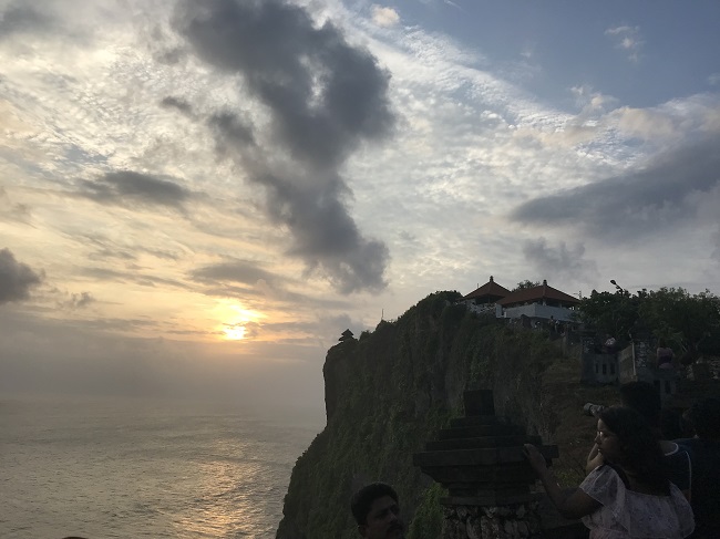 ウルワツ寺院 雄大な海と夕日