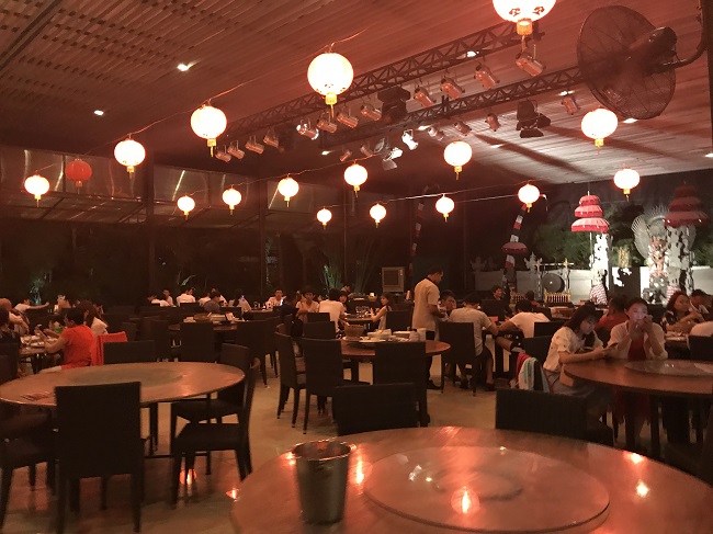 クマンギ 店内