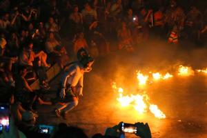 一番人気！絶壁の上に建つ寺院と夕陽をバックに見る神秘的な踊り