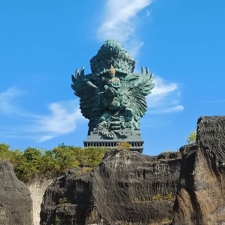 ジンバランのgwkにあるガルーダ ウィスヌ クンチャナ像は 1メートルという世界で3番目の高さを誇ります バリ島オススメ情報 バリ王