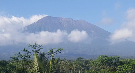 火山活動が活発になり注目を集めているバリ島のアグン山