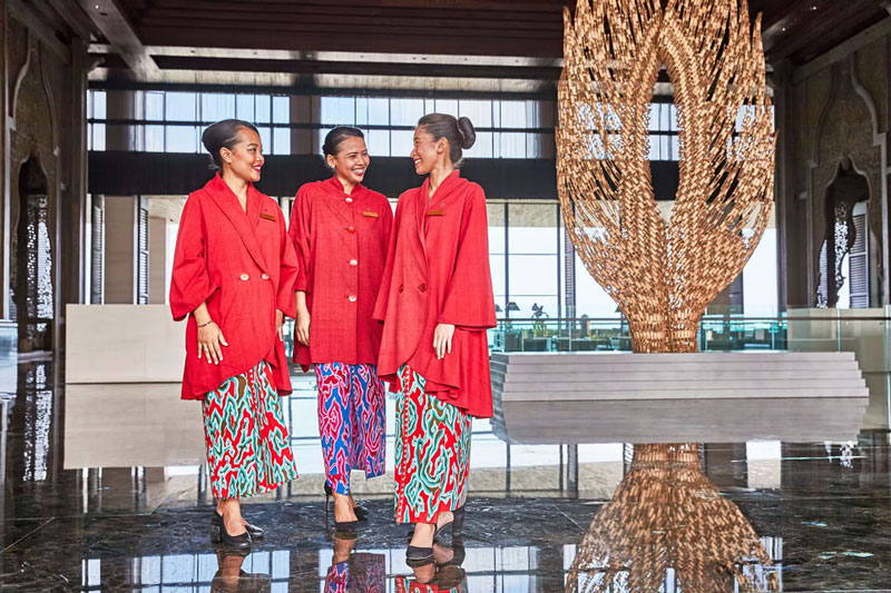 赤をまとった案内役が洗練の旅を演出