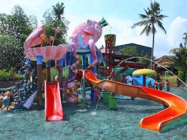ウォータープレイゾーンで水遊びをする子ども