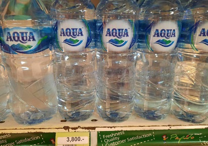 ペットボトルの水（アクア 600ml）