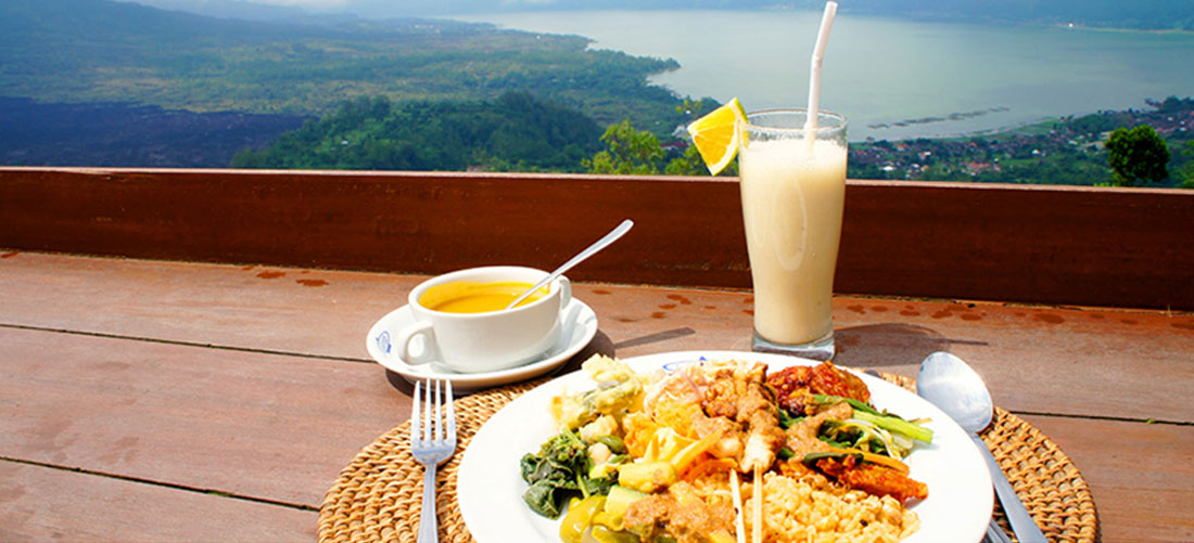 キンタマーニ高原で景色を眺めながらのご昼食のイメージ画像